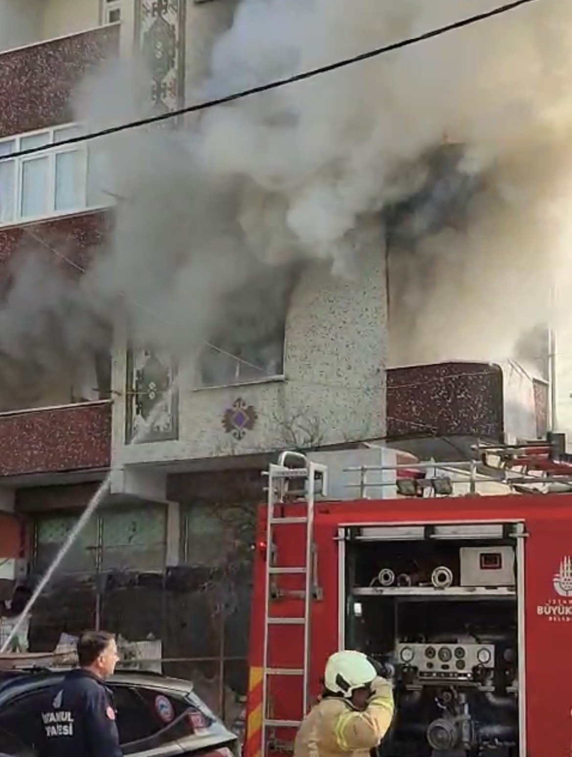Ataşehir’de madde bağımlısı genç kendi evini ateşe verdi

