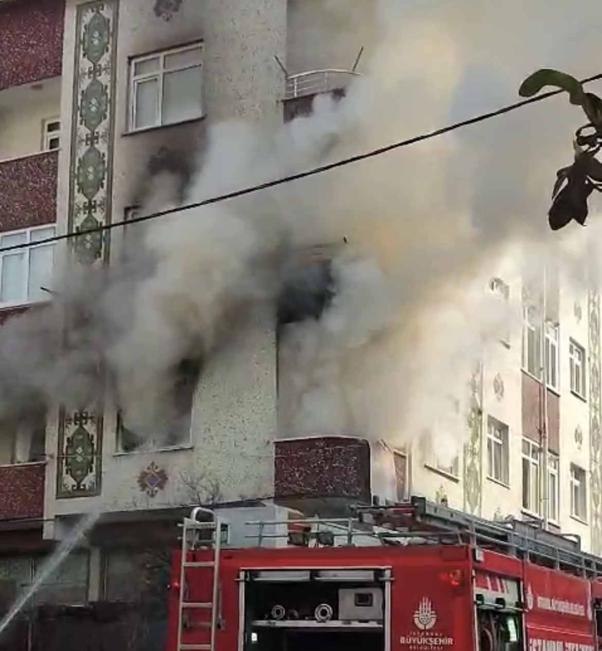 Ataşehir’de madde bağımlısı genç kendi evini ateşe verdi
