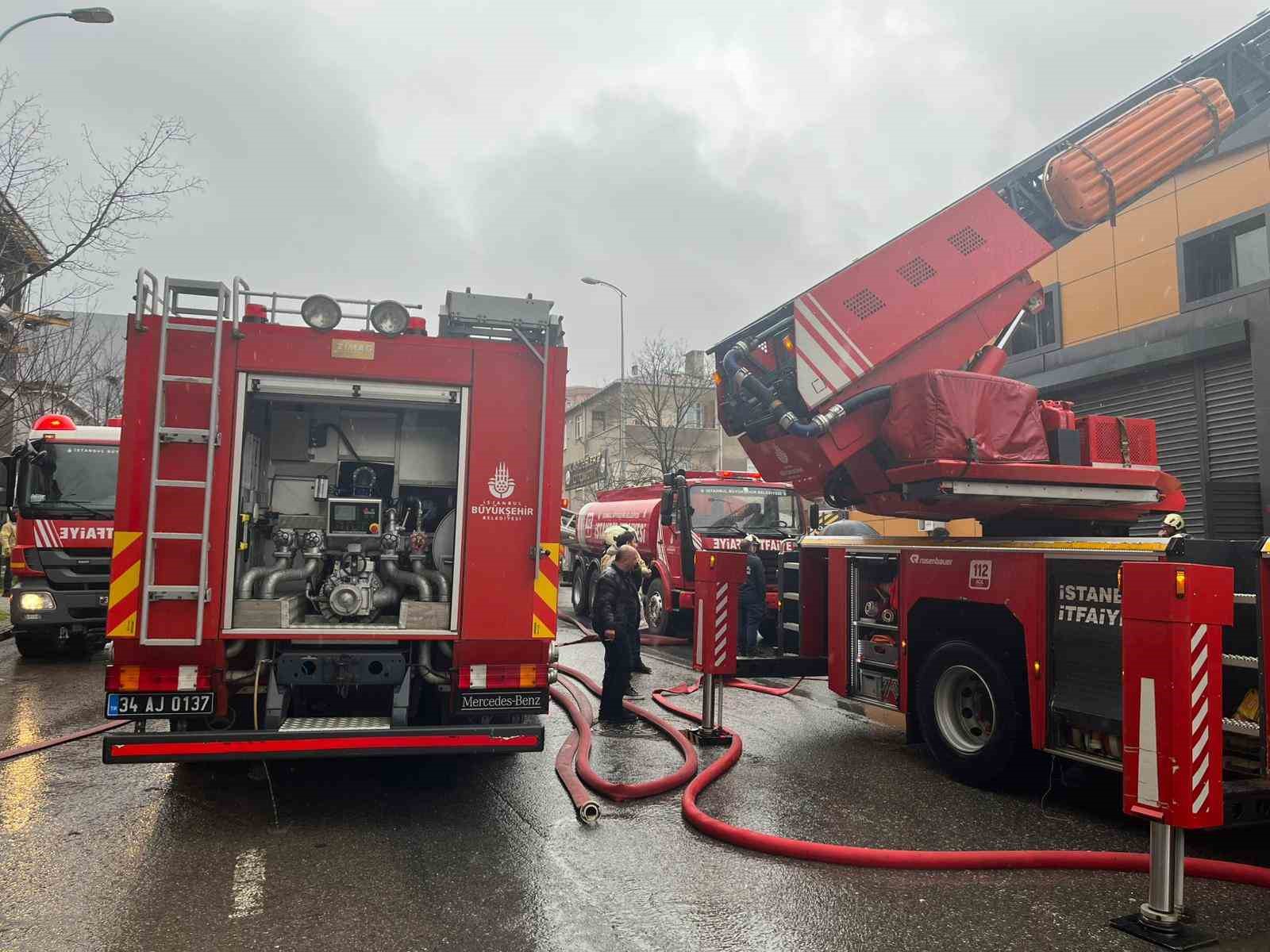 Ataşehir’de metal imalathanesinde yangın paniği
