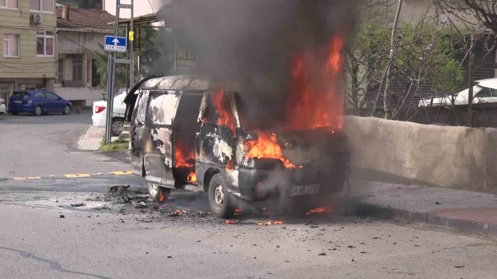 Ataşehir’de minibüs alev alev yandı

