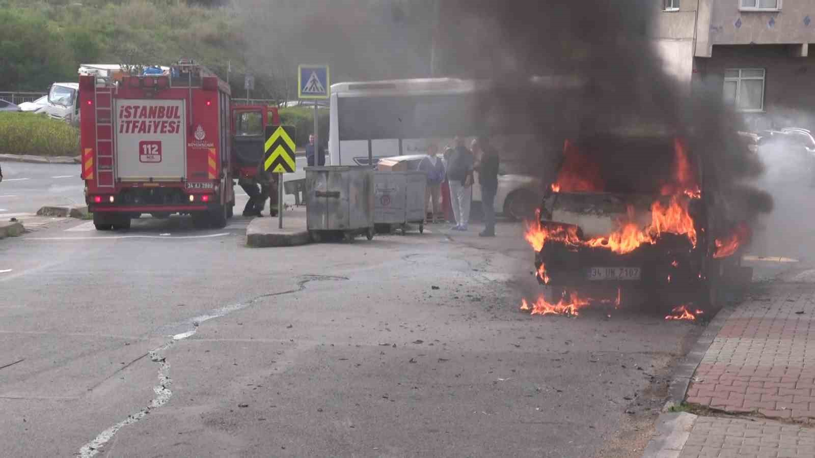 Ataşehir’de minibüs alev alev yandı
