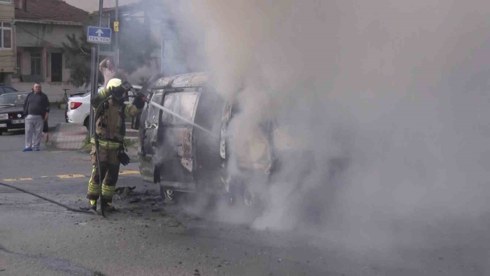 Ataşehir’de minibüs alev alev yandı
