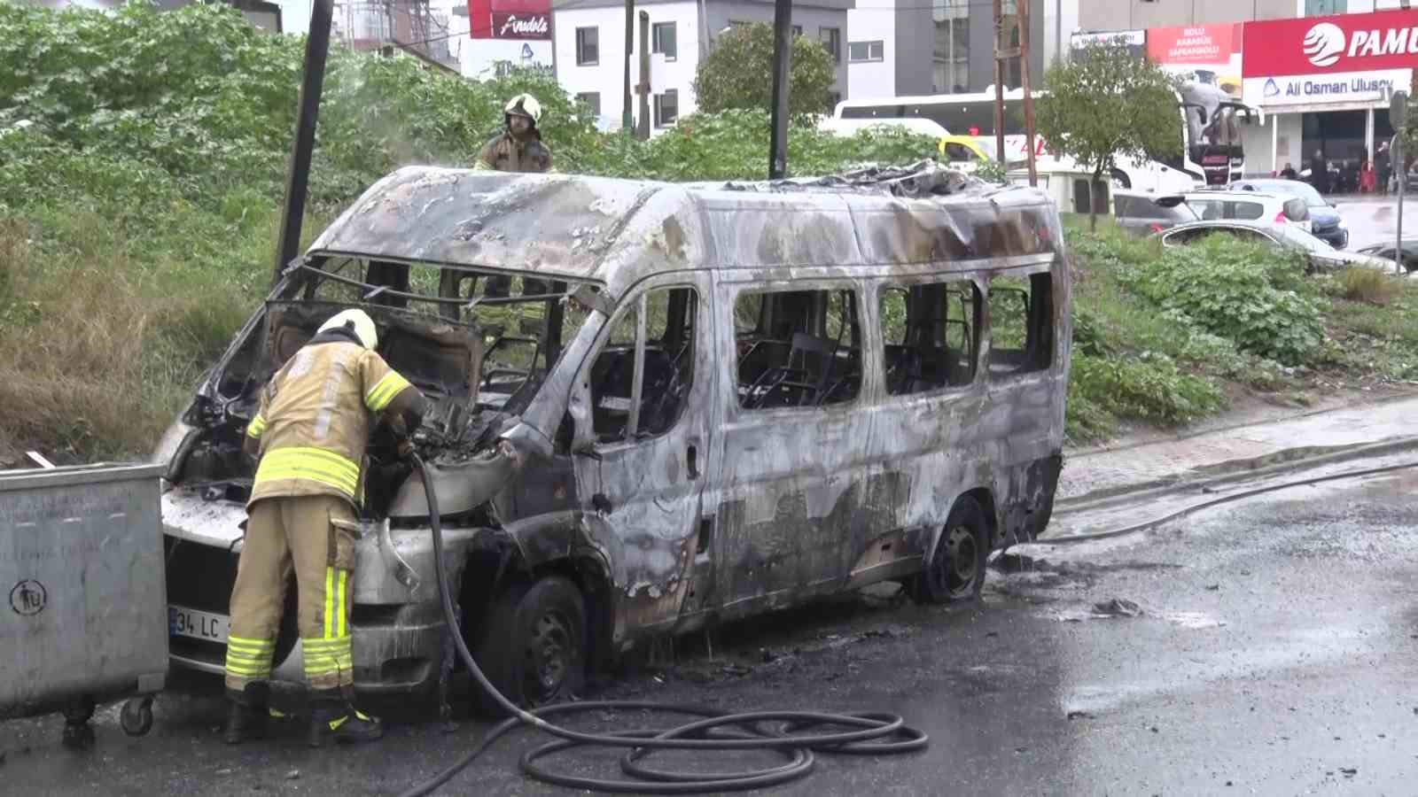 Ataşehir’de servis minibüsü yanarak küle döndü
