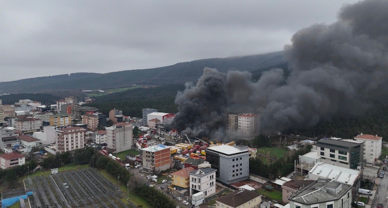 Ataşehir’deki fabrika yangını havadan görüntülendi
