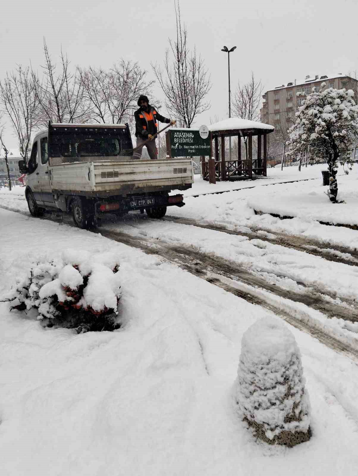 Ataşehir’in "Beyaz Tim"i karla mücadele için görev başında
