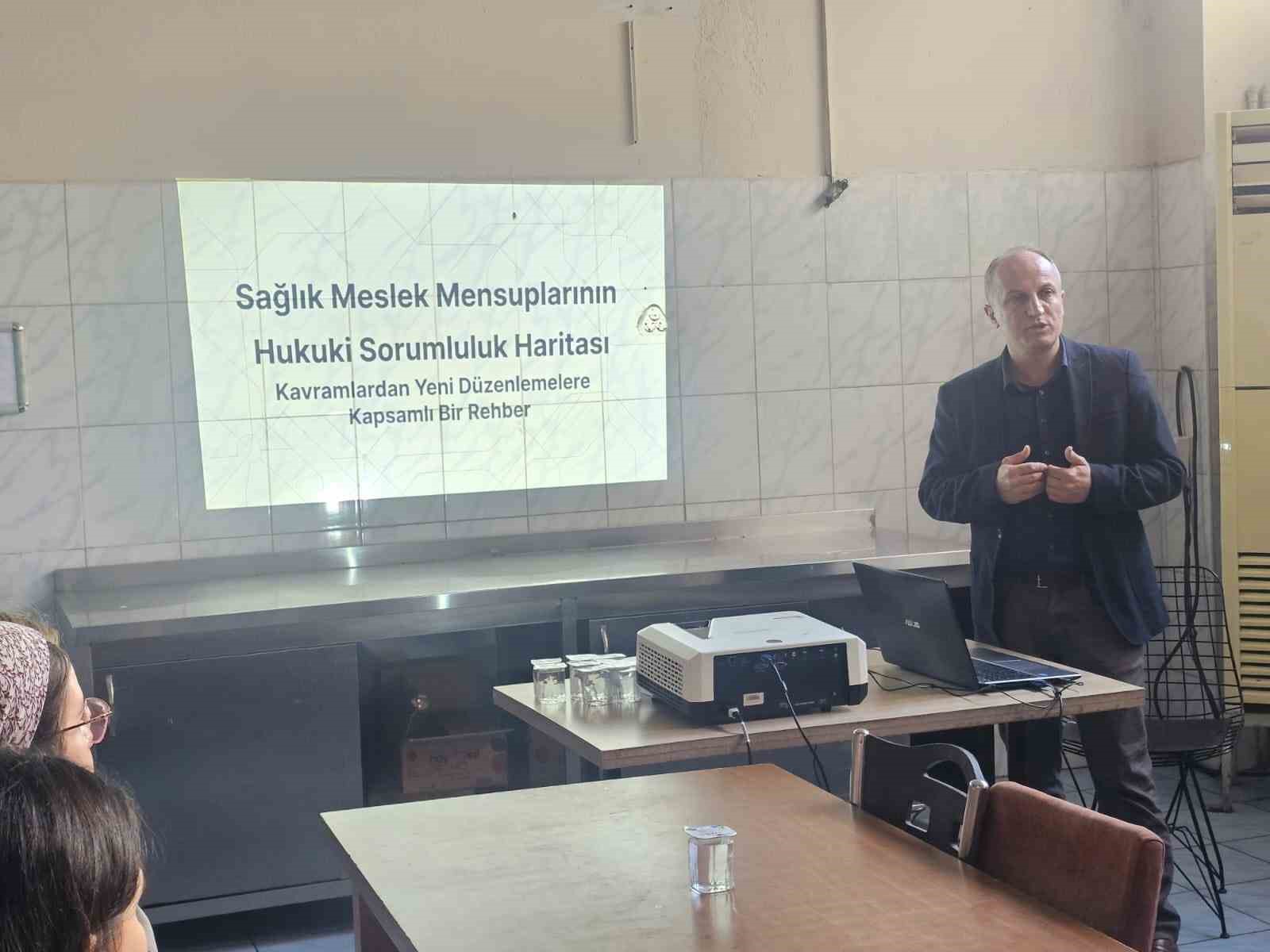 Atatürk Devlet Hastanesi’nde sağlık çalışanlarına hukuki eğitim
