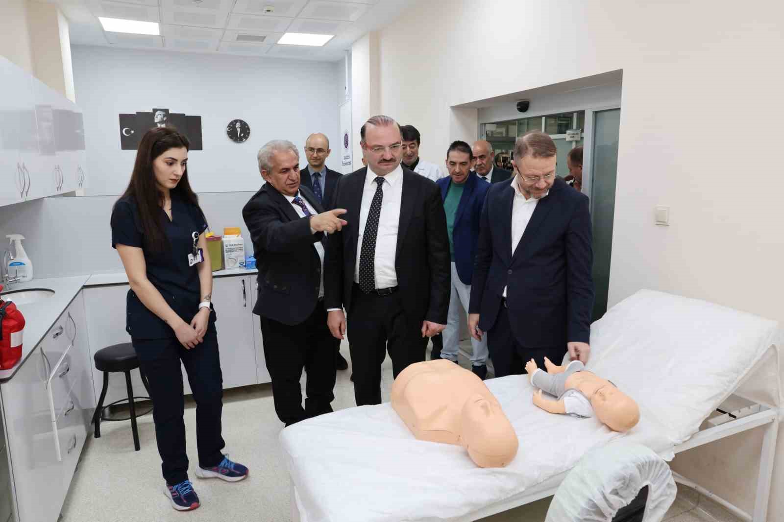 Atatürk Üniversitesi Diş Hekimliği Fakültesinde OPDU Kliniği ve Acil Tıbbi Müdahale Odası hizmete girdi
