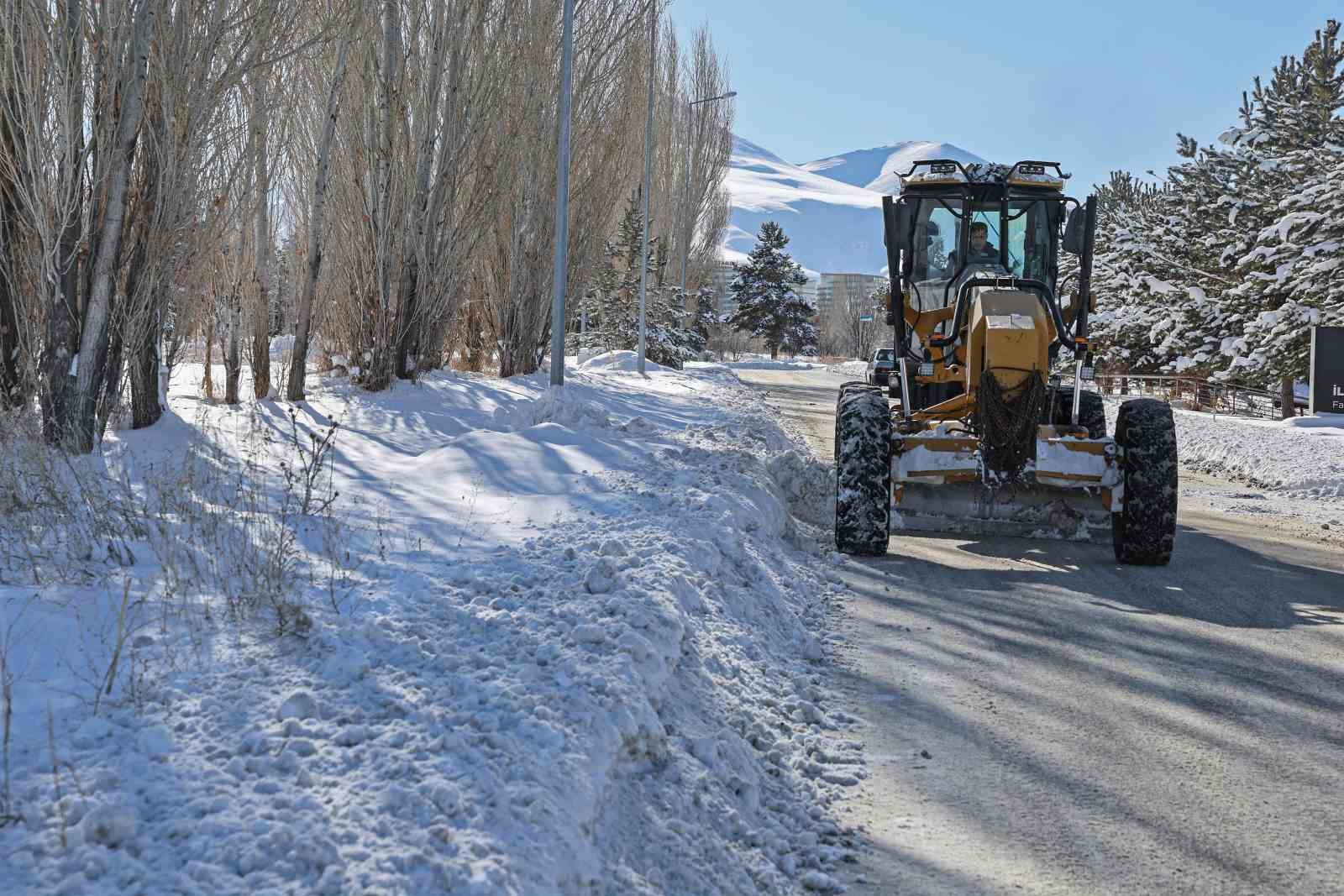Atatürk Üniversitesi kampüsünde kar temizleme çalışmaları aralıksız sürüyor
Atatürk Üniversitesi kampüsünde kar temizleme çalışmaları aralıksız sürüyor