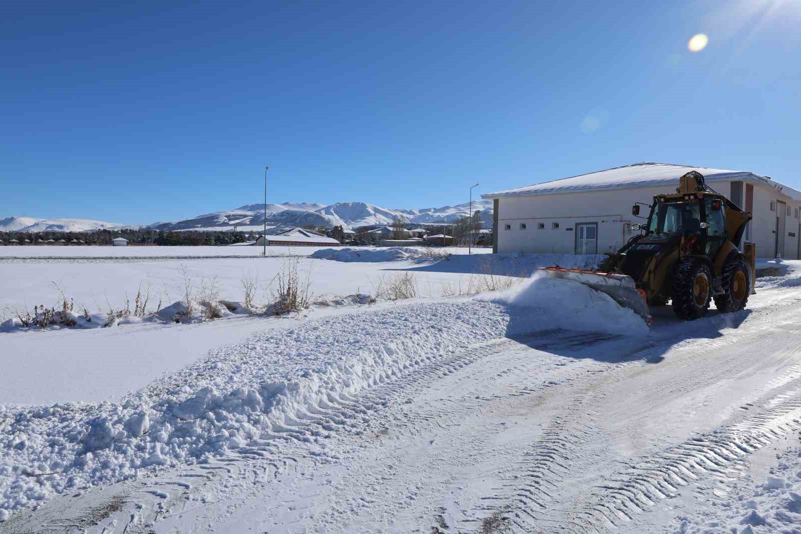 Atatürk Üniversitesi kampüsünde kar temizleme çalışmaları aralıksız sürüyor
Atatürk Üniversitesi kampüsünde kar temizleme çalışmaları aralıksız sürüyor