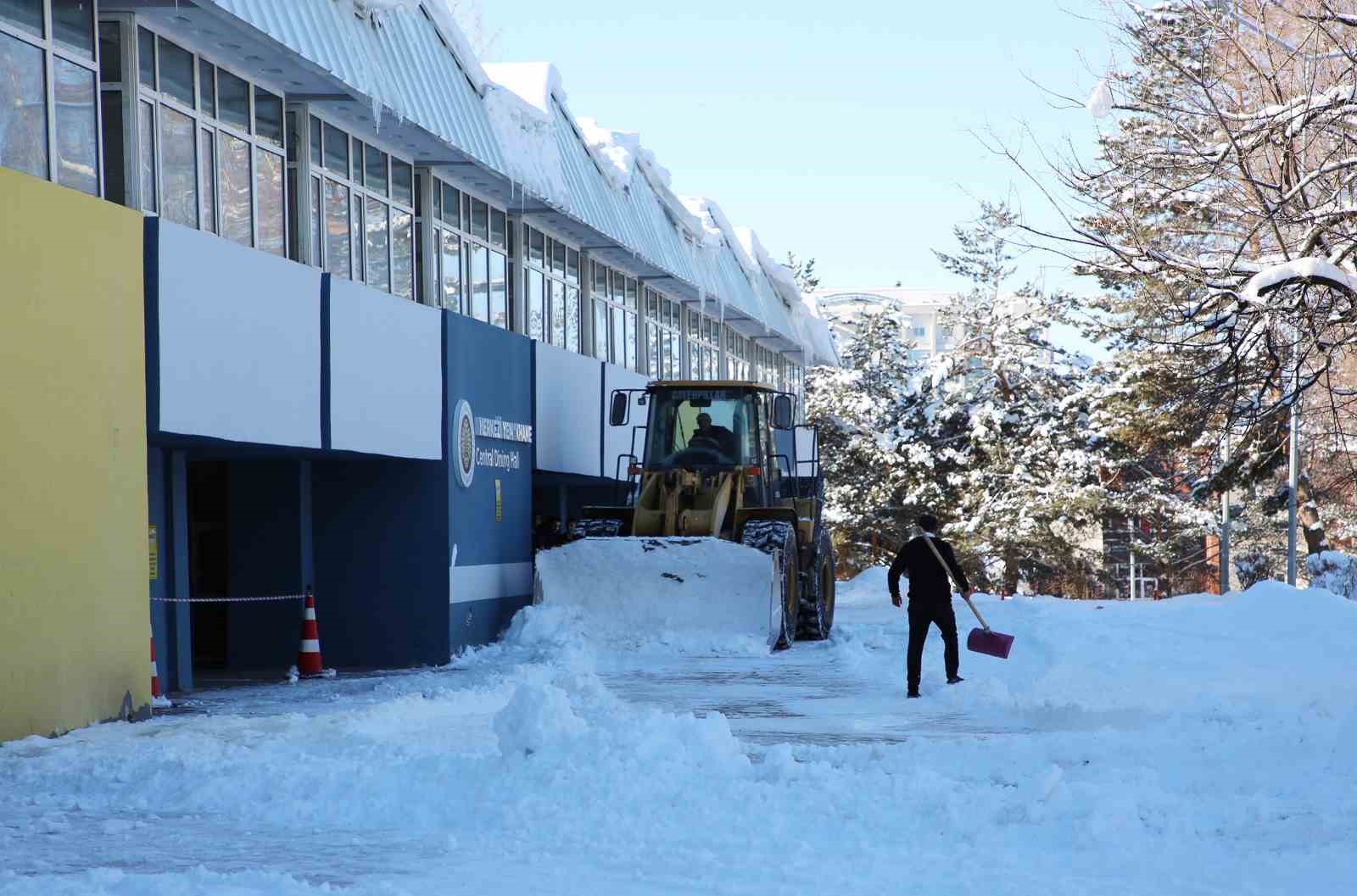 Atatürk Üniversitesi kampüsünde kar temizleme çalışmaları aralıksız sürüyor
Atatürk Üniversitesi kampüsünde kar temizleme çalışmaları aralıksız sürüyor