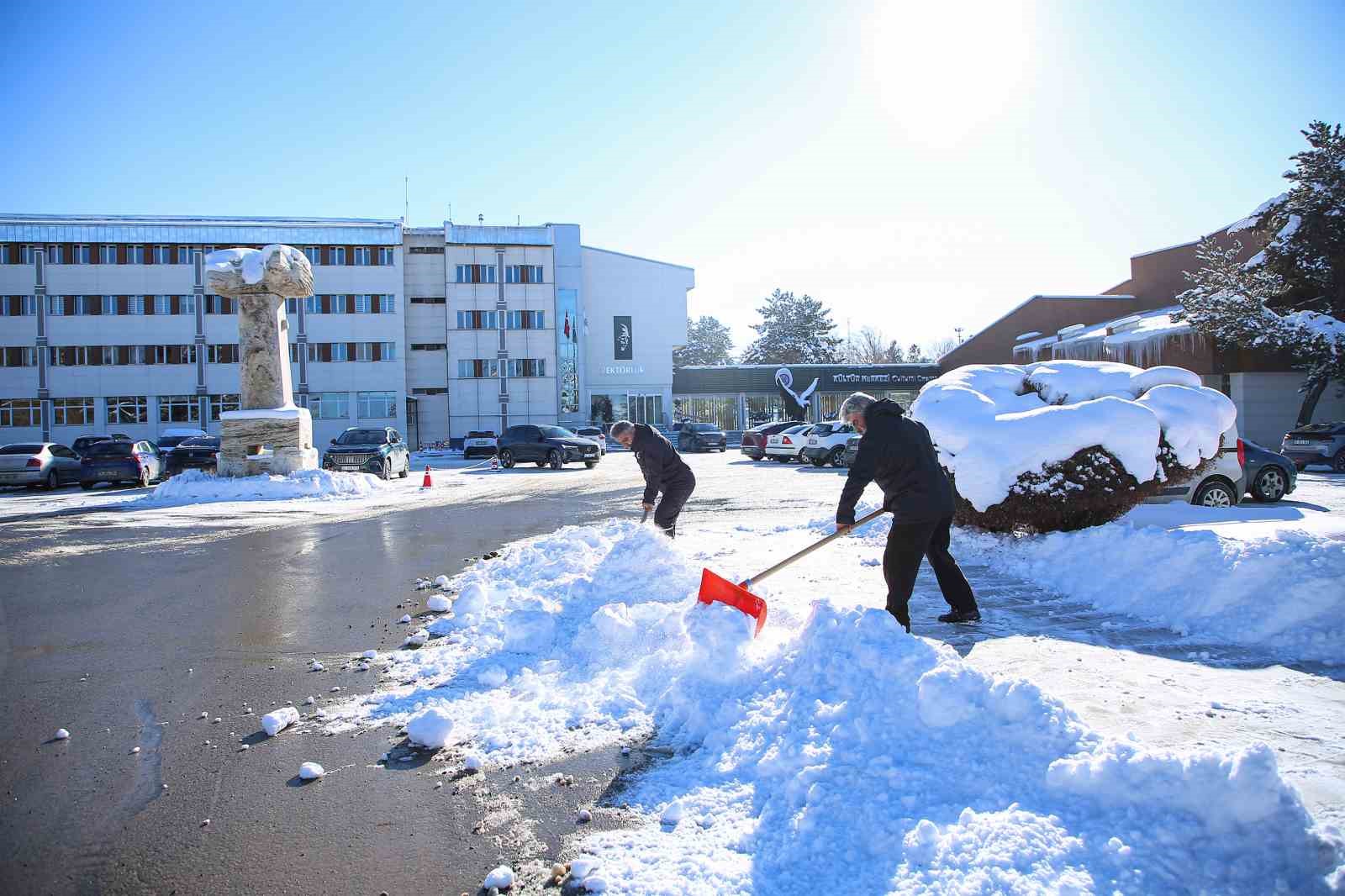 Atatürk Üniversitesi kampüsünde kar temizleme çalışmaları aralıksız sürüyor
Atatürk Üniversitesi kampüsünde kar temizleme çalışmaları aralıksız sürüyor