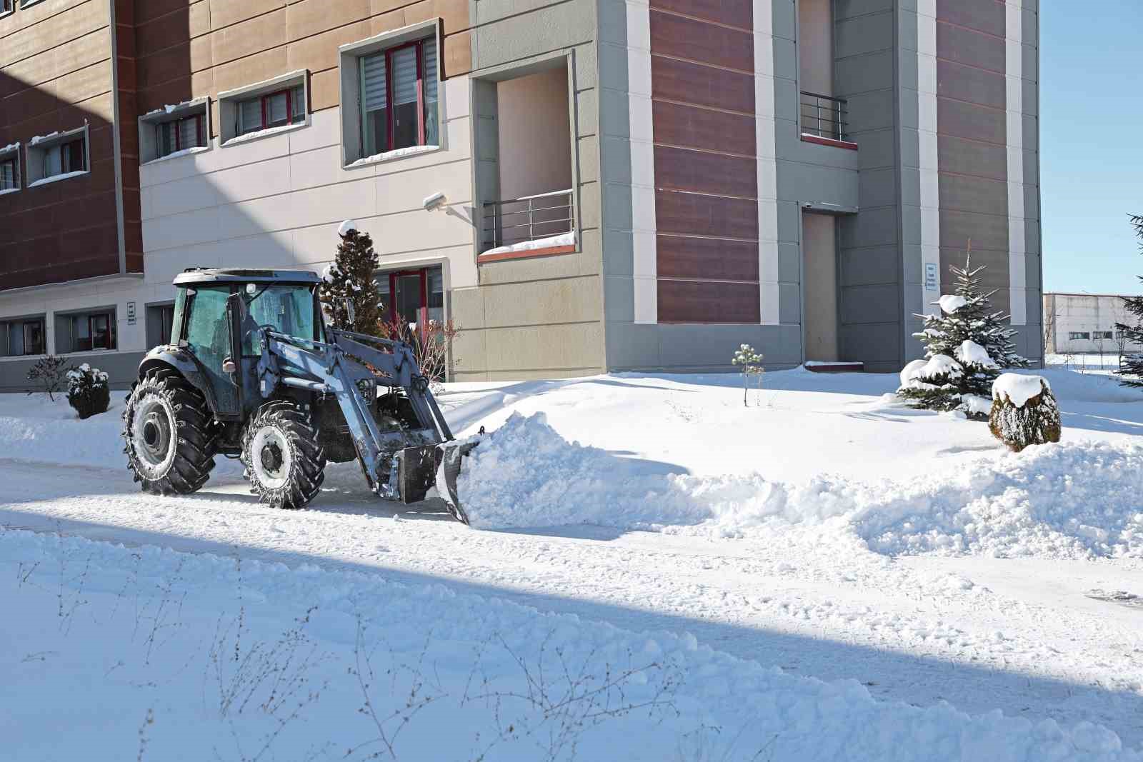 Atatürk Üniversitesi kampüsünde kar temizleme çalışmaları aralıksız sürüyor
Atatürk Üniversitesi kampüsünde kar temizleme çalışmaları aralıksız sürüyor