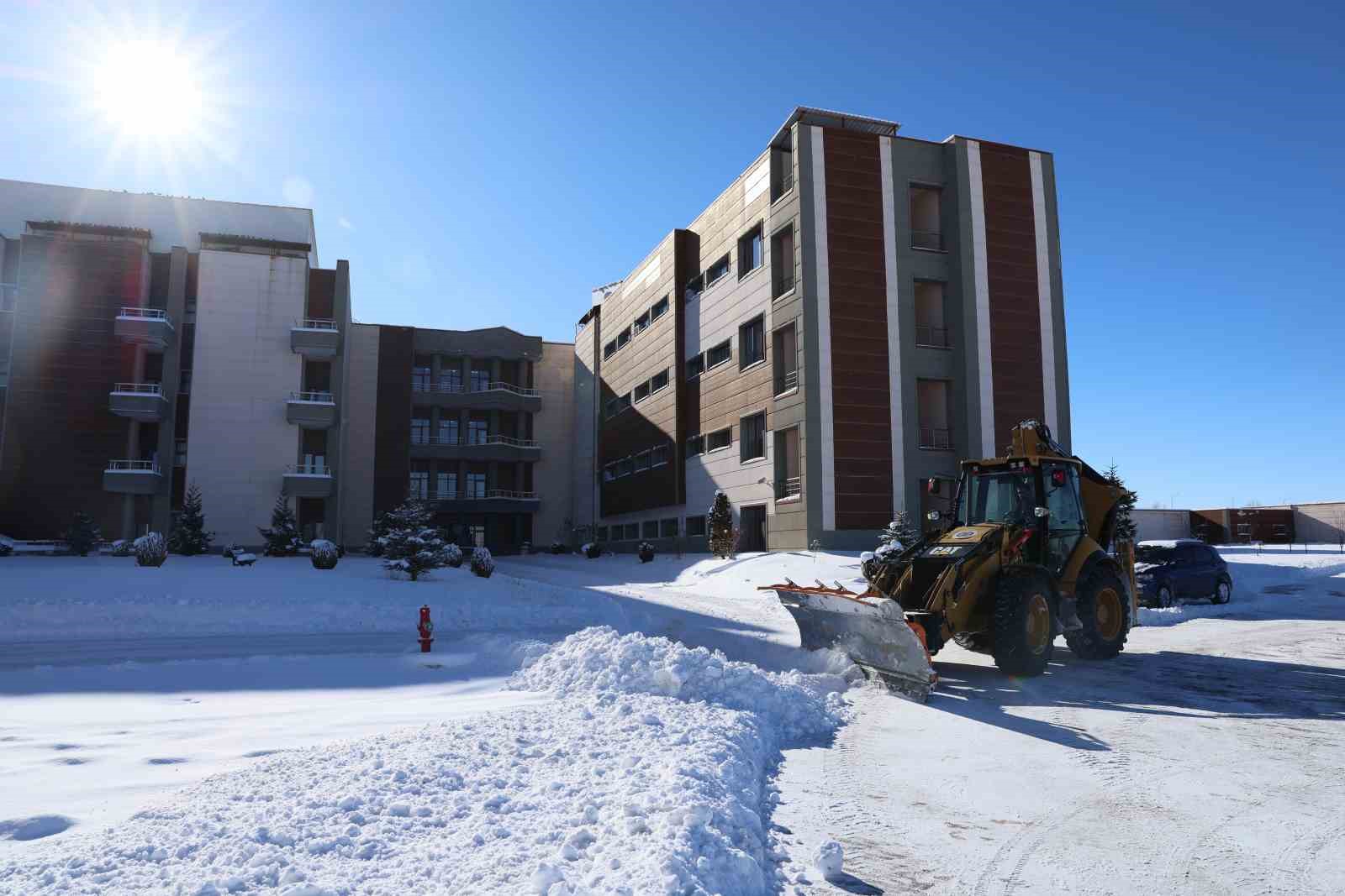 Atatürk Üniversitesi kampüsünde kar temizleme çalışmaları aralıksız sürüyor
Atatürk Üniversitesi kampüsünde kar temizleme çalışmaları aralıksız sürüyor