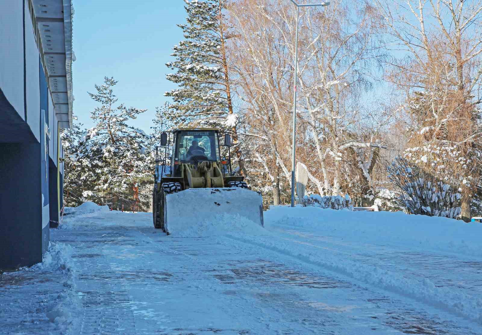 Atatürk Üniversitesi kampüsünde kar temizleme çalışmaları aralıksız sürüyor
Atatürk Üniversitesi kampüsünde kar temizleme çalışmaları aralıksız sürüyor