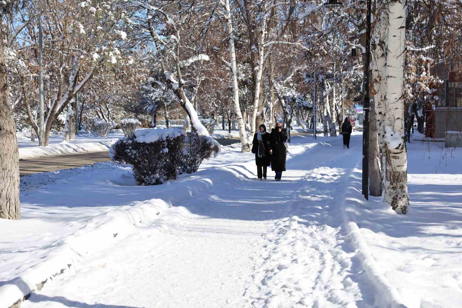 Atatürk Üniversitesi kampüsünde kar temizleme çalışmaları aralıksız sürüyor
Atatürk Üniversitesi kampüsünde kar temizleme çalışmaları aralıksız sürüyor