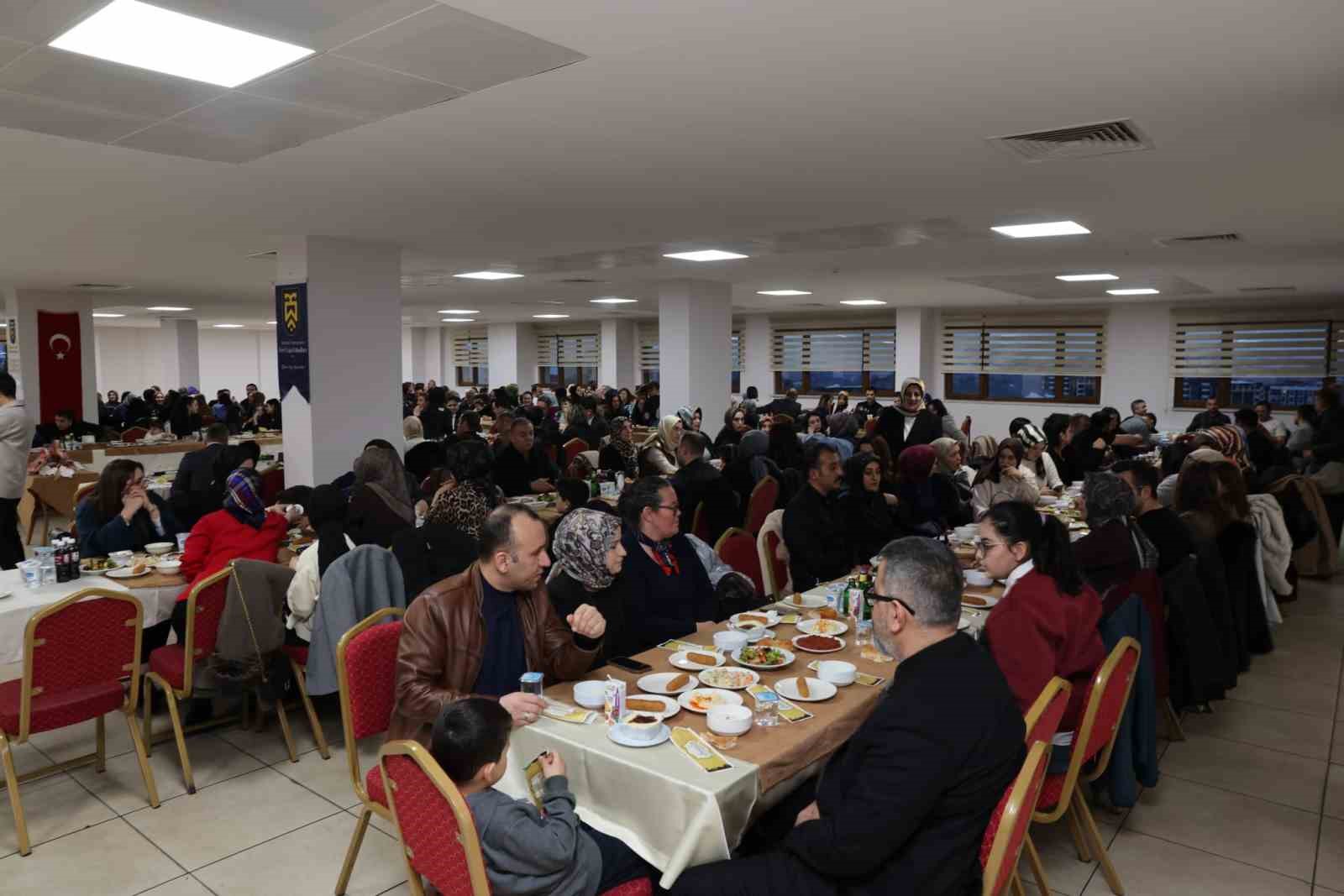 Atatürk Üniversitesi özel vakıf okulları ailesi iftar sofrasında buluştu
