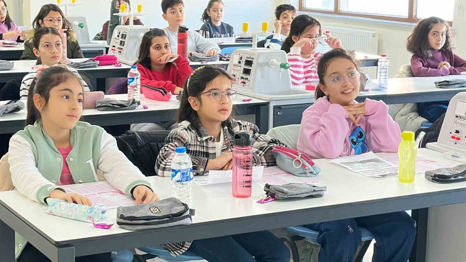 Atatürk Üniversitesi Özel Vakıf Okulları bursluluk sınavı, yoğun katılımla gerçekleşti
