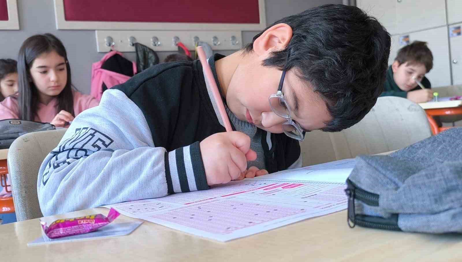 Atatürk Üniversitesi Özel Vakıf Okulları bursluluk sınavı, yoğun katılımla gerçekleşti
