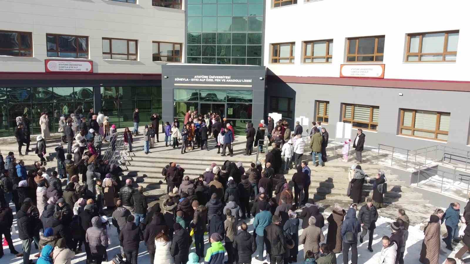 Atatürk Üniversitesi Özel Vakıf Okulları bursluluk sınavı, yoğun katılımla gerçekleşti
