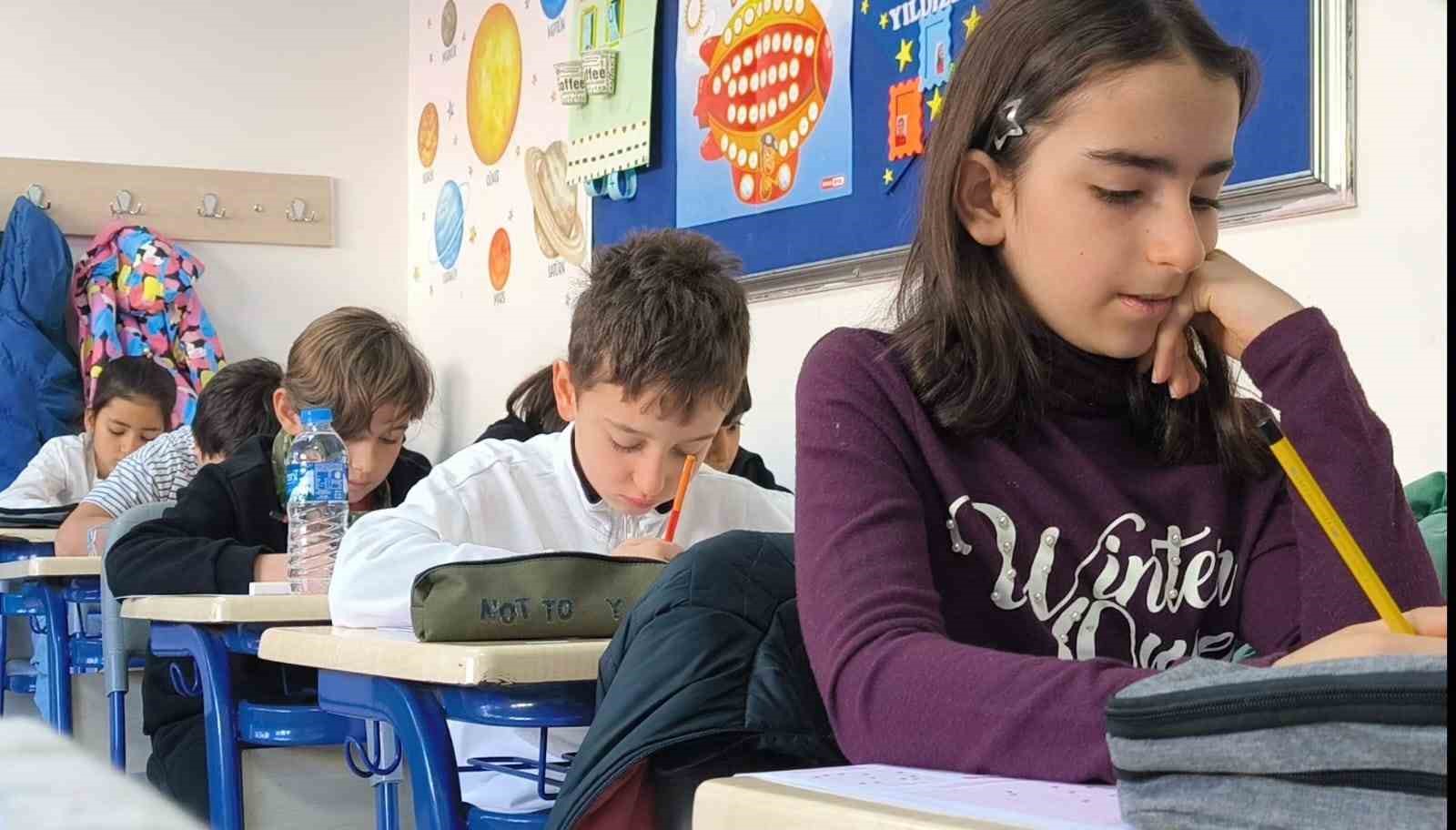 Atatürk Üniversitesi Özel Vakıf Okulları bursluluk sınavı, yoğun katılımla gerçekleşti
