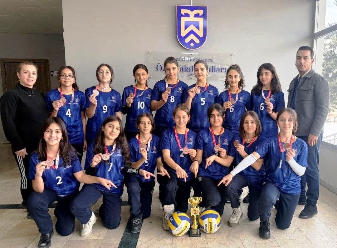 Atatürk Üniversitesi Vakıf Okulları küçük kızlar voleybol takımı il üçüncüsü oldu
Atatürk Üniversitesi Vakıf Okulları küçük kızlar voleybol takımı il üçüncüsü oldu