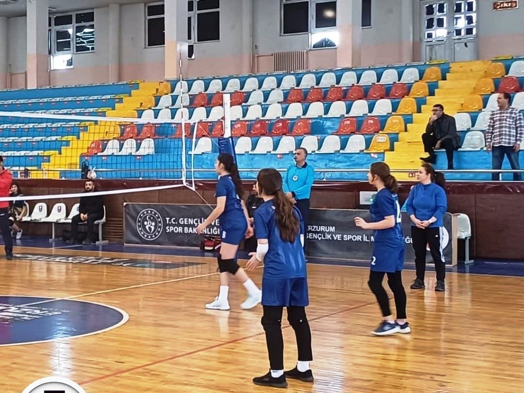 Atatürk Üniversitesi Vakıf Okulları küçük kızlar voleybol takımı il üçüncüsü oldu
Atatürk Üniversitesi Vakıf Okulları küçük kızlar voleybol takımı il üçüncüsü oldu