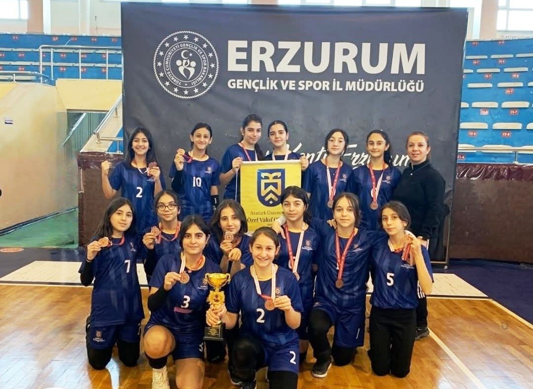Atatürk Üniversitesi Vakıf Okulları küçük kızlar voleybol takımı il üçüncüsü oldu
Atatürk Üniversitesi Vakıf Okulları küçük kızlar voleybol takımı il üçüncüsü oldu