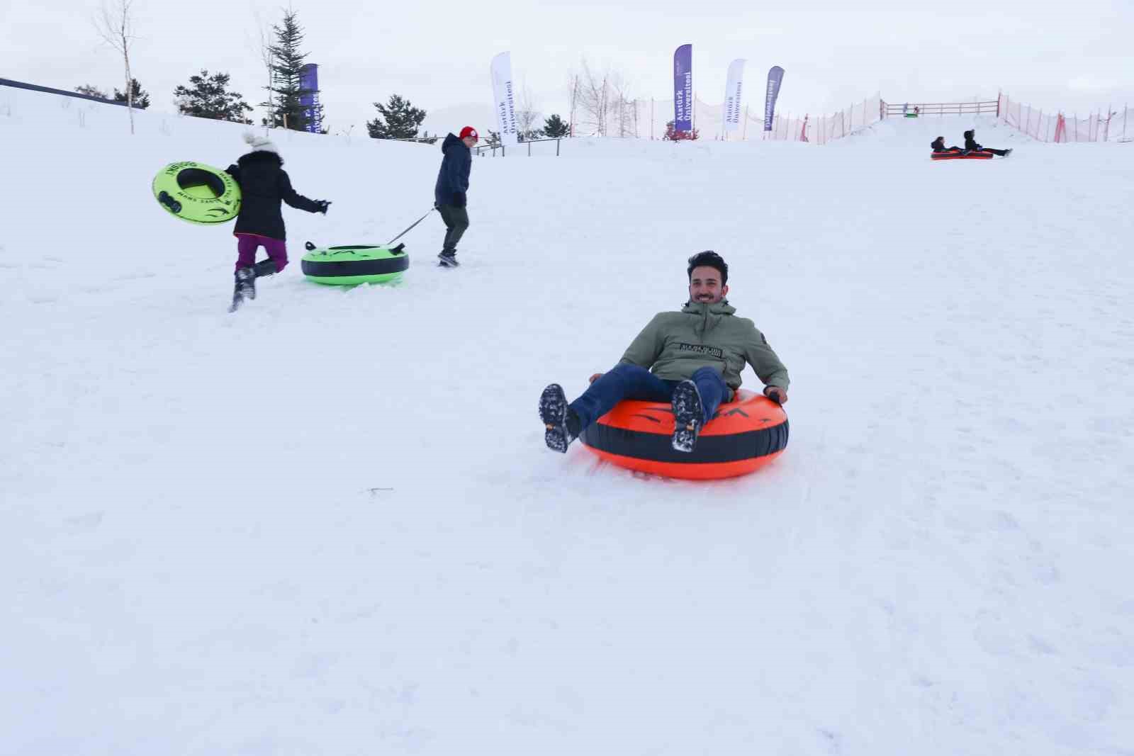 Atatürk Üniversitesi’nde kış coşkusu kampüse taşındı: Atakışpark öğrenci merkezi sezonu açtı
