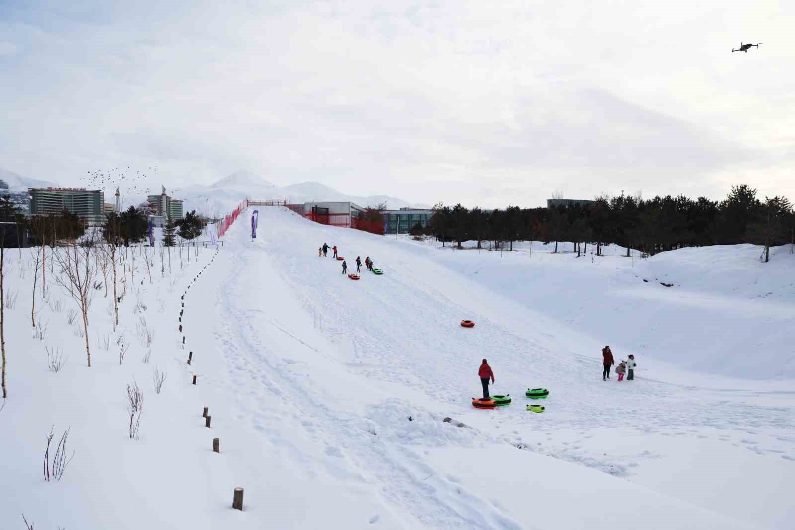 Atatürk Üniversitesi’nde kış coşkusu kampüse taşındı: Atakışpark öğrenci merkezi sezonu açtı
