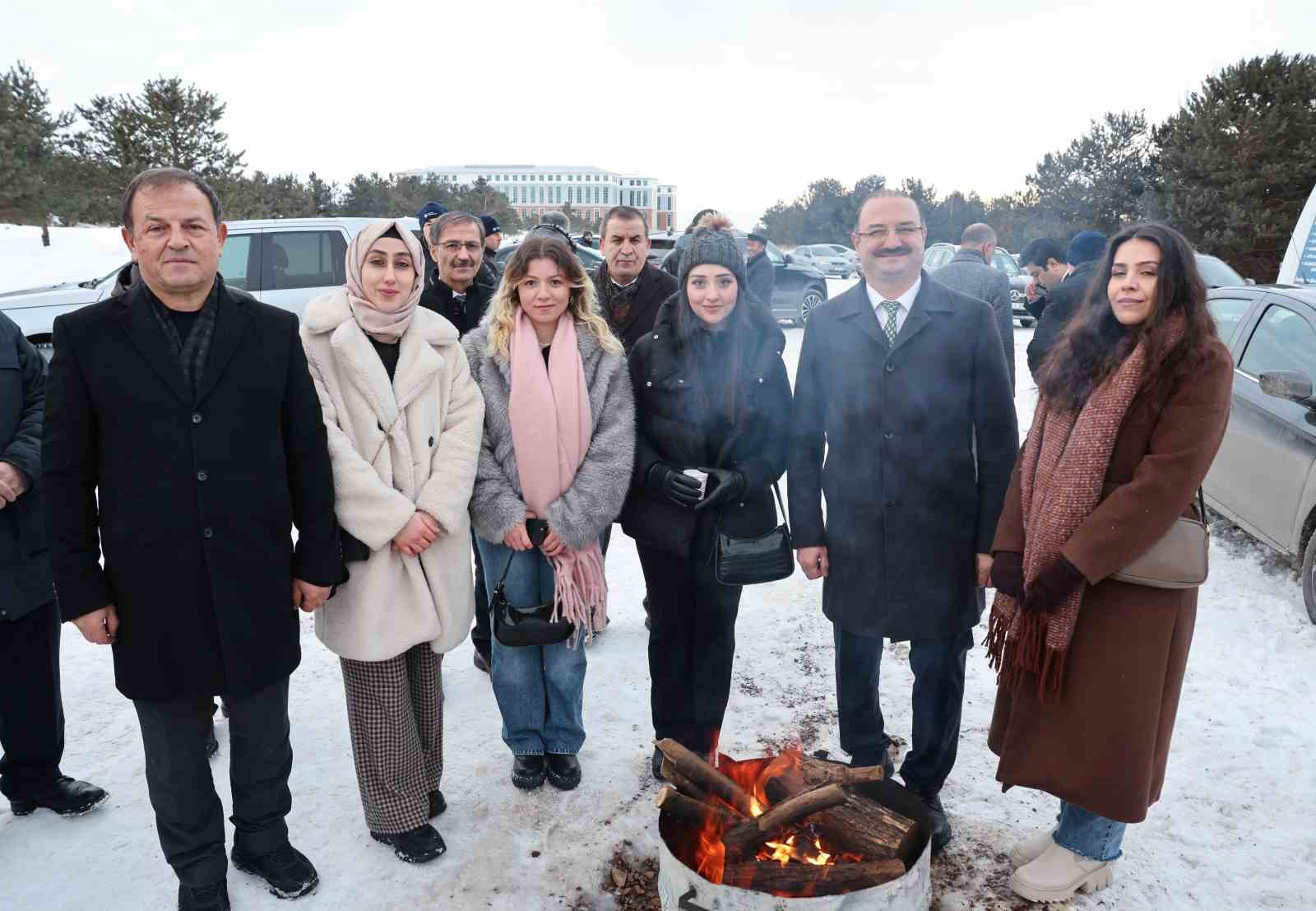 Atatürk Üniversitesi’nde kış coşkusu kampüse taşındı: Atakışpark öğrenci merkezi sezonu açtı
