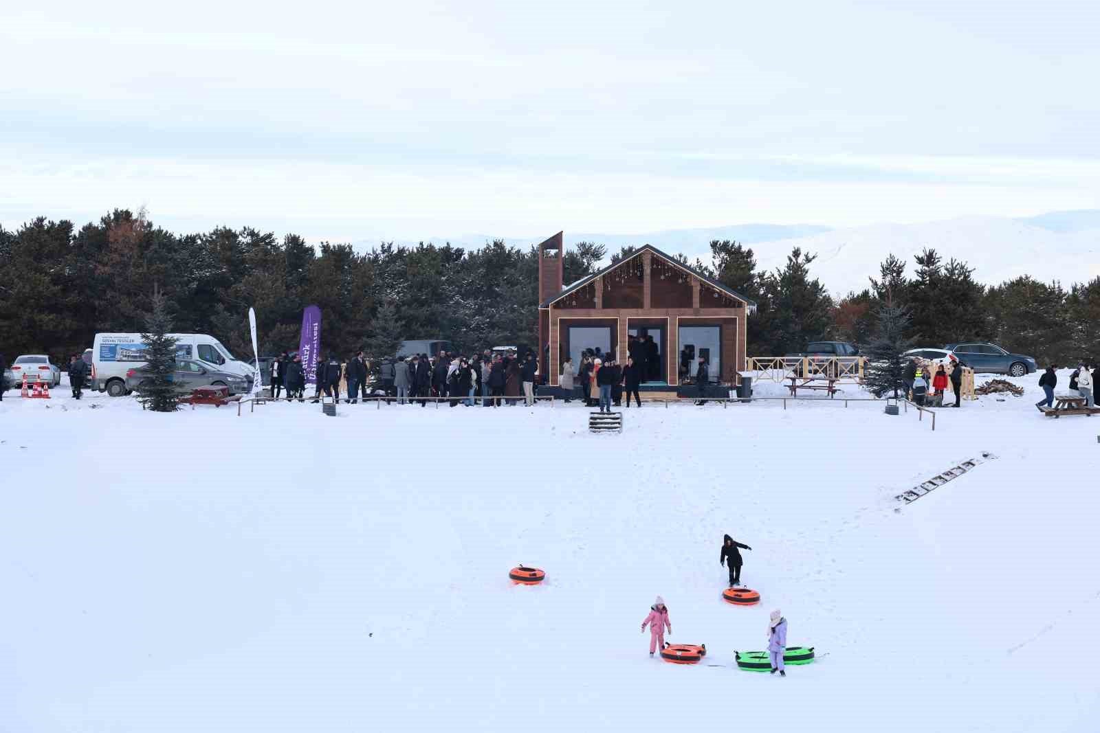 Atatürk Üniversitesi’nde kış coşkusu kampüse taşındı: Atakışpark öğrenci merkezi sezonu açtı
