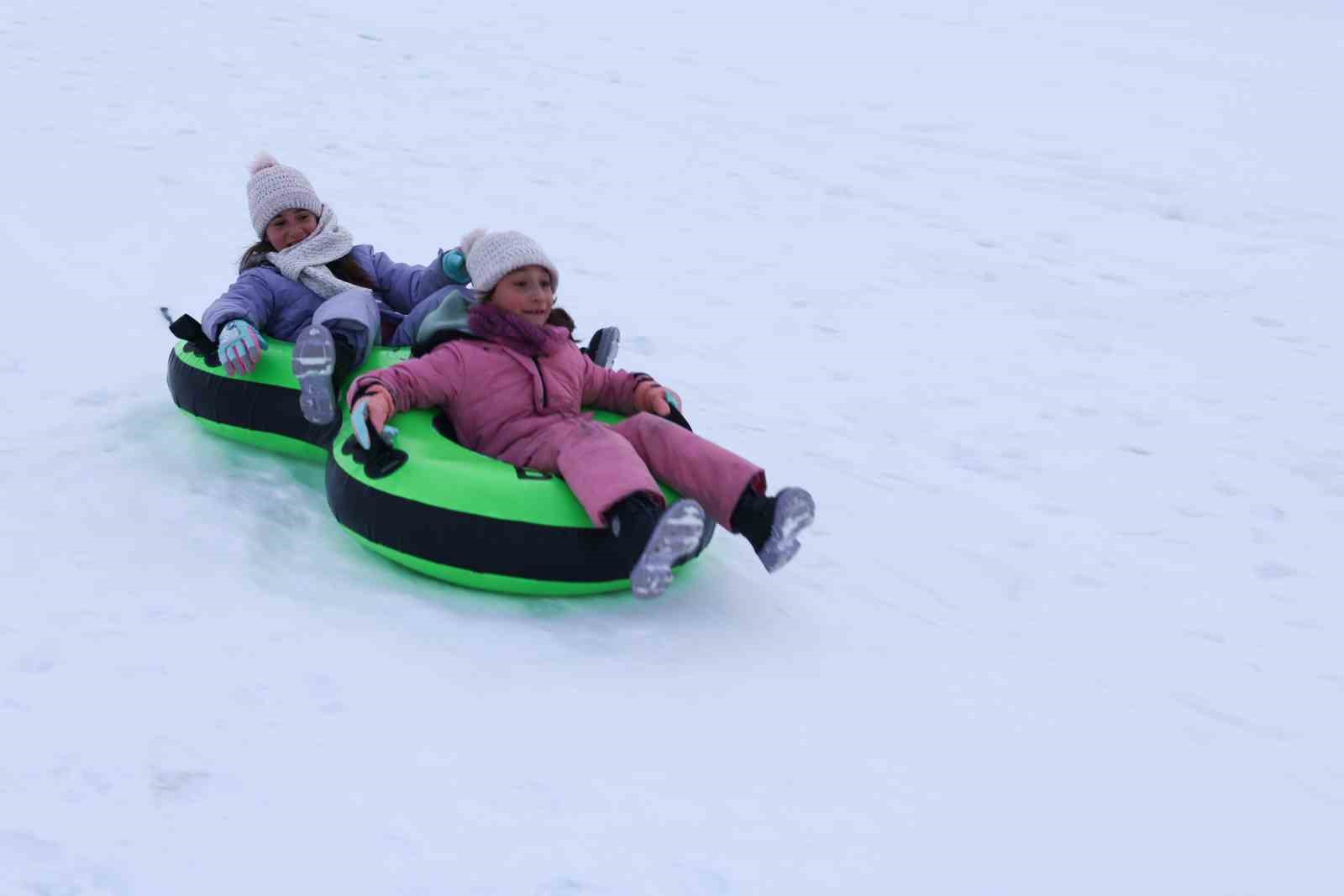 Atatürk Üniversitesi’nde kış coşkusu kampüse taşındı: Atakışpark öğrenci merkezi sezonu açtı
