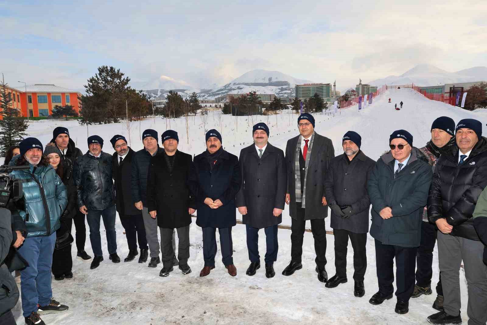 Atatürk Üniversitesi’nde kış coşkusu kampüse taşındı: Atakışpark öğrenci merkezi sezonu açtı
