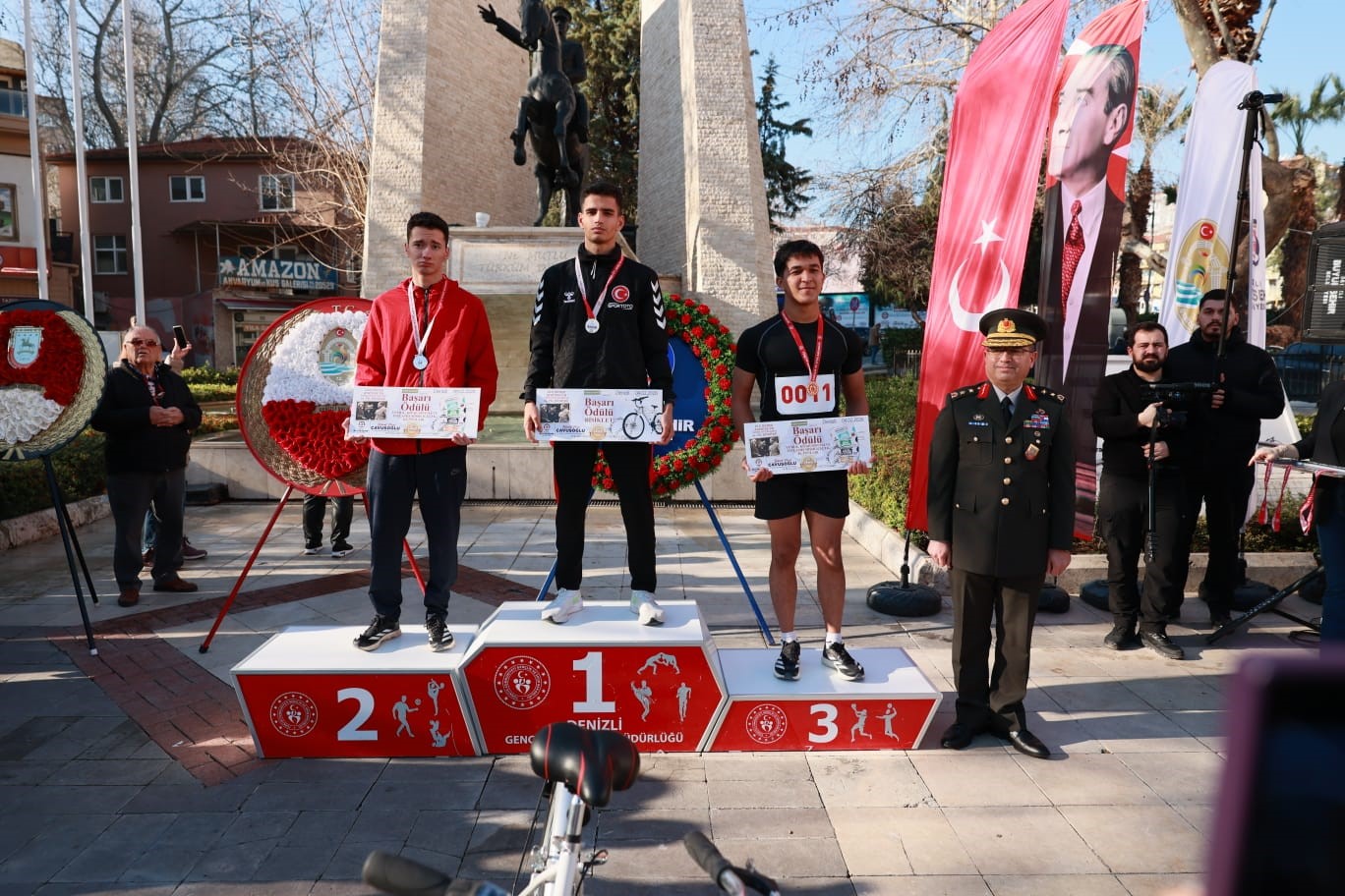 Atatürk Yol Koşusunda dereceye giren sporcular ödüllendirildi
