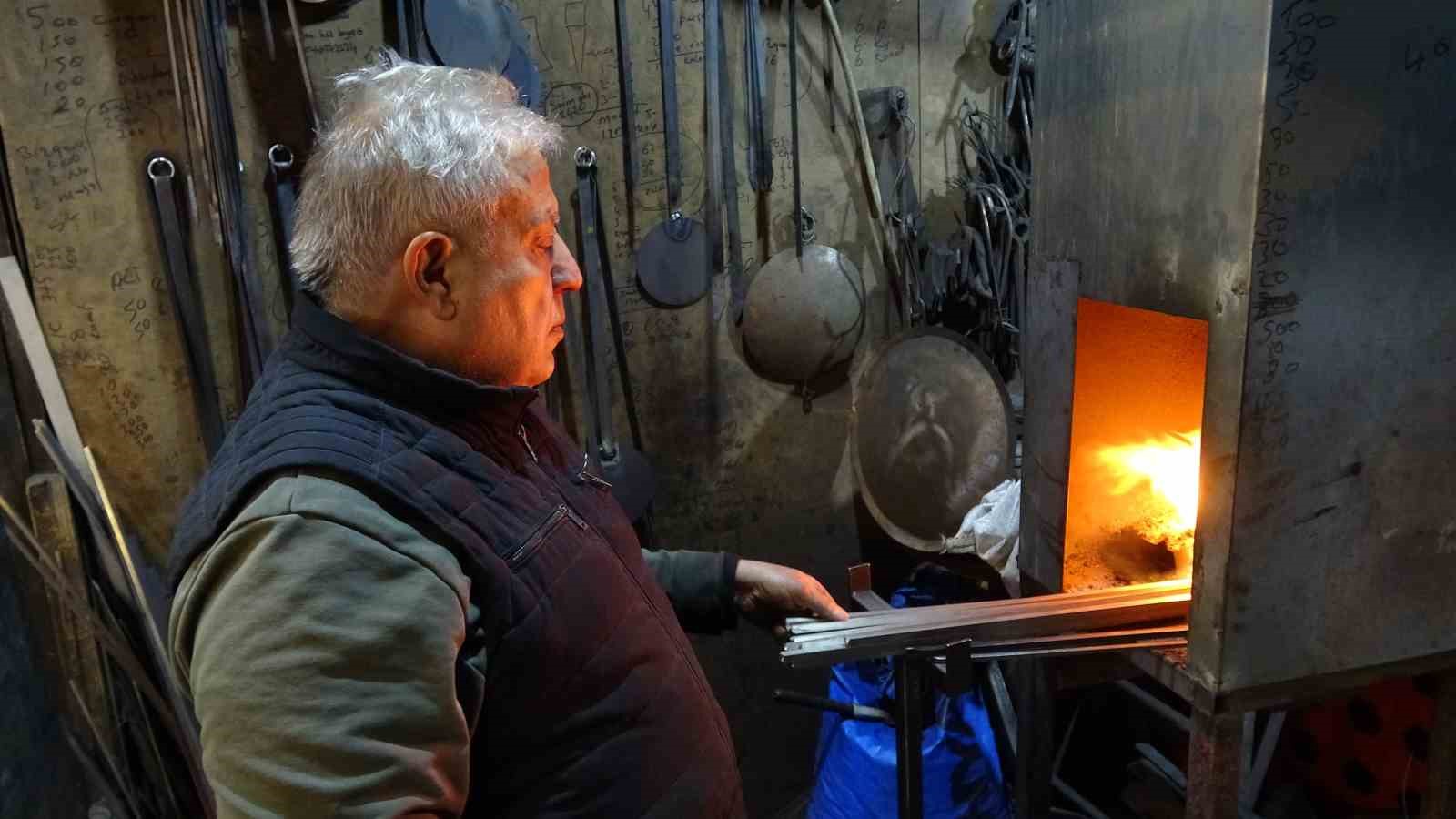 Ateş başında 60 yıldır demir dövüyor
