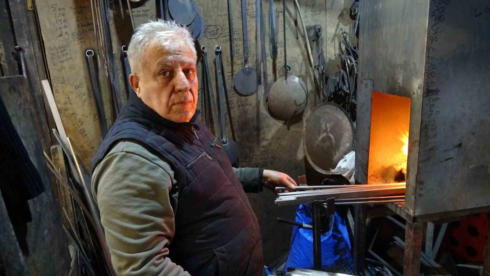 Ateş başında 60 yıldır demir dövüyor
