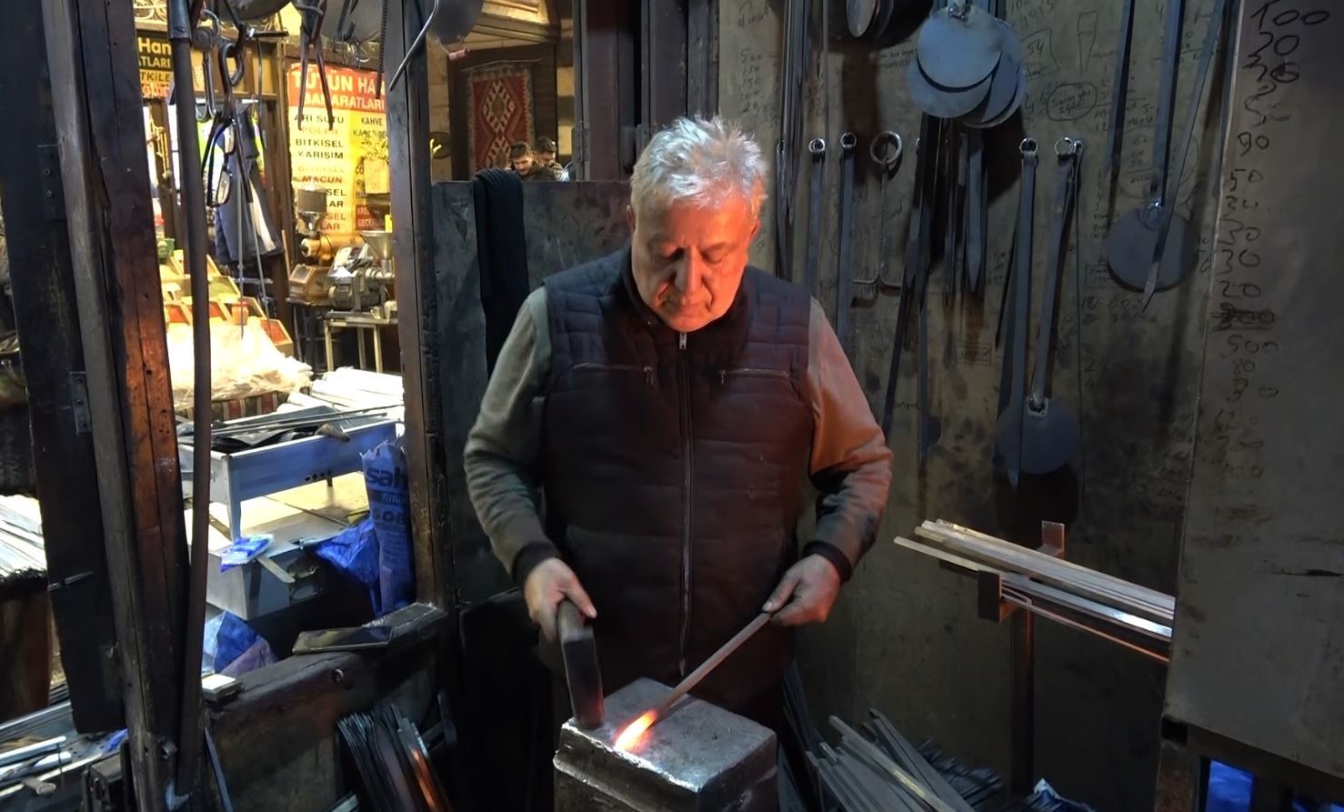 Ateş başında 60 yıldır demir dövüyor
