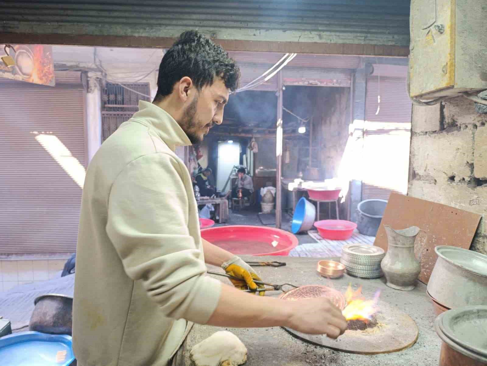 Ateş sönmek üzere: Kalaycılık mesleği çıraksızlıktan yok oluyor
Ateş sönmek üzere: Kalaycılık mesleği çıraksızlıktan yok oluyor