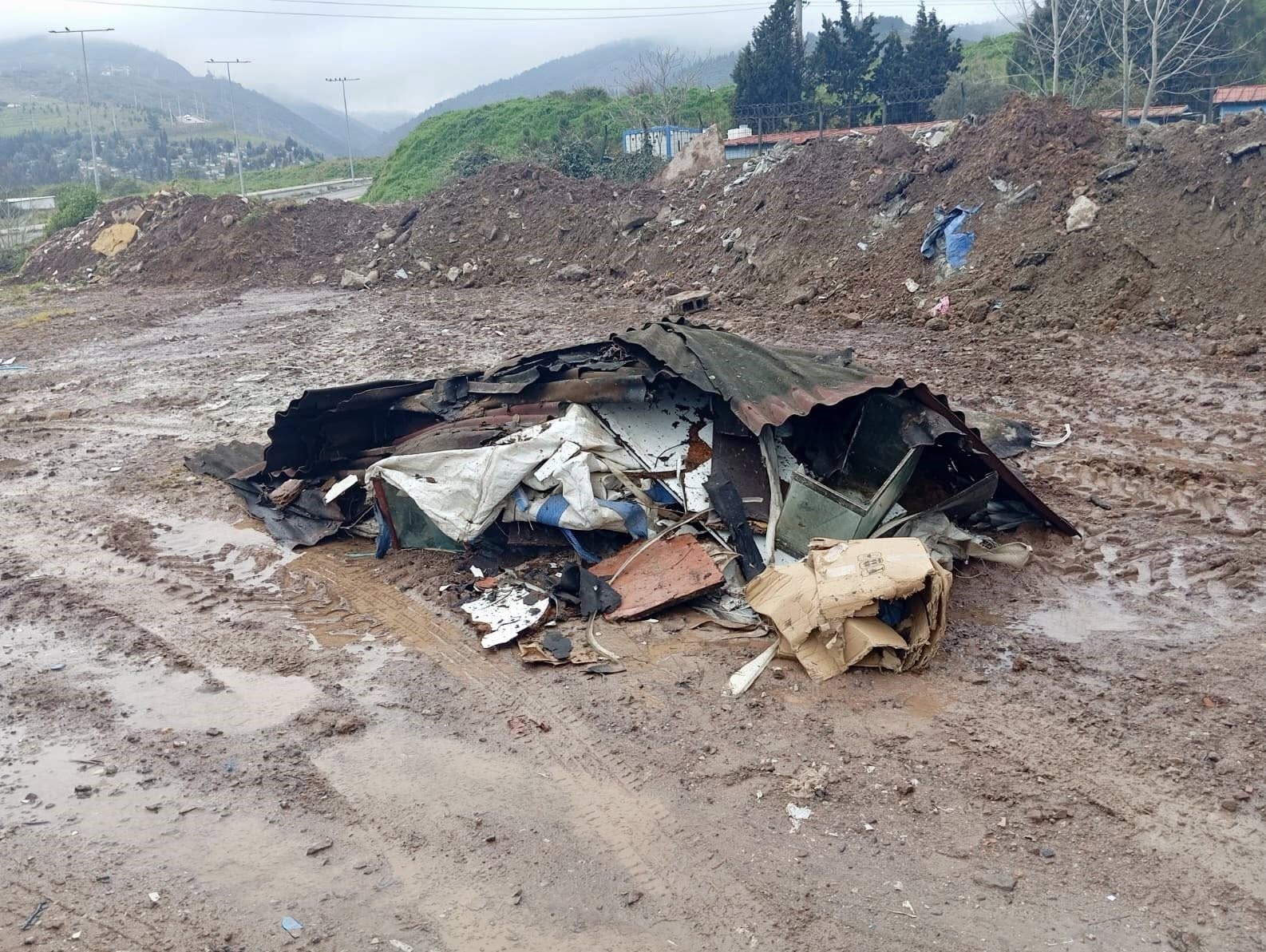 Atığını sokağa atan sürücüye fotokapan takibi
