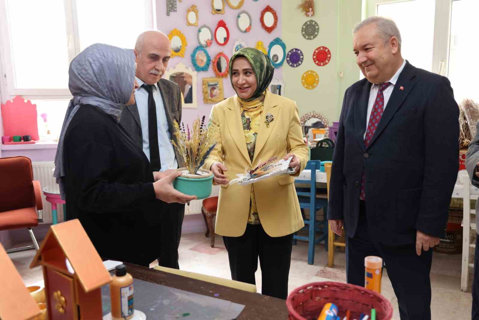 Atık kumaşlar huzurevine umut oldu
