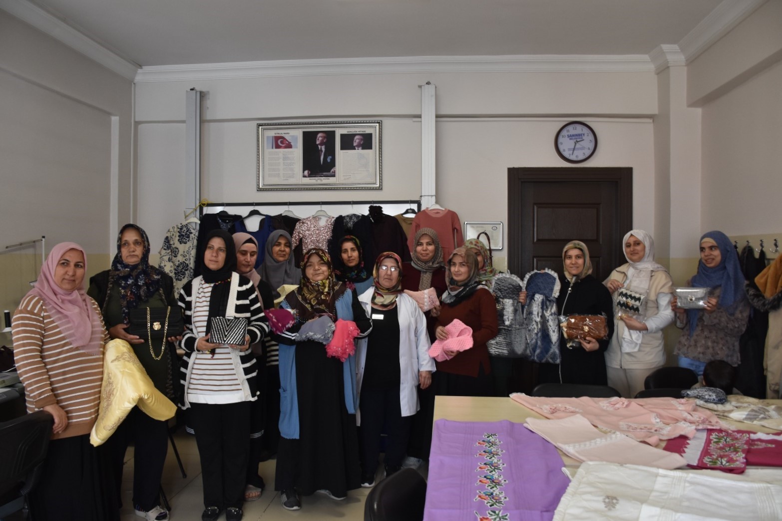 Atık kumaşlar kadınların ellerinde yeniden şekilleniyor
