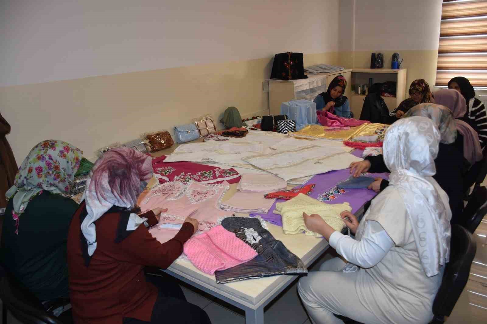 Atık kumaşlar kadınların ellerinde yeniden şekilleniyor
