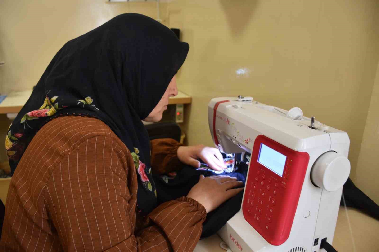 Atık kumaşlar kadınların ellerinde yeniden şekilleniyor
