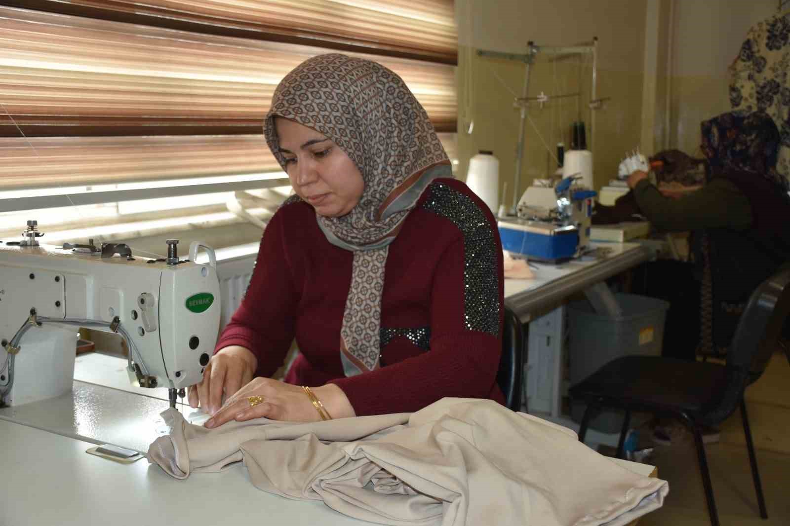 Atık kumaşlar kadınların ellerinde yeniden şekilleniyor
