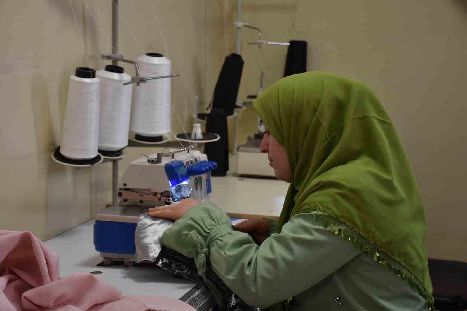 Atık kumaşlar kadınların ellerinde yeniden şekilleniyor
