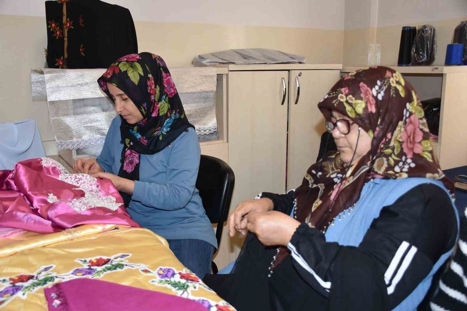 Atık kumaşlar kadınların ellerinde yeniden şekilleniyor
