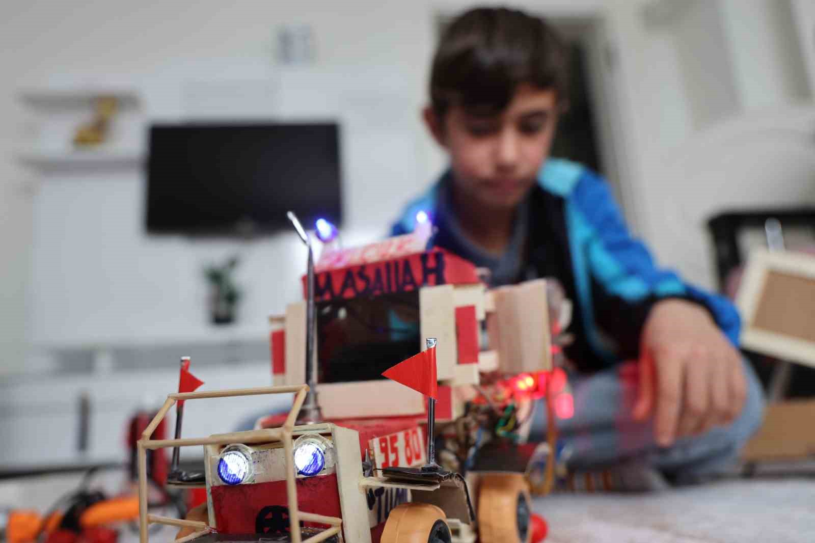 Atık malzemeler ve harçlığıyla traktör maketi üreten Selçuk, Selçuk Bayraktar’ı örnek alıyor
