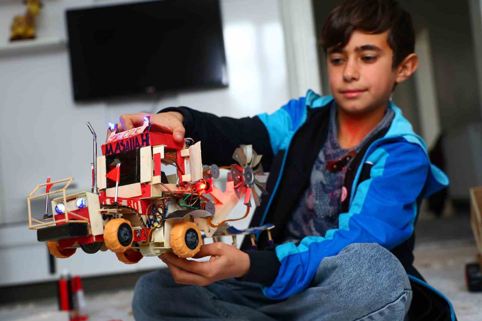 Atık malzemeler ve harçlığıyla traktör maketi üreten Selçuk, Selçuk Bayraktar’ı örnek alıyor
