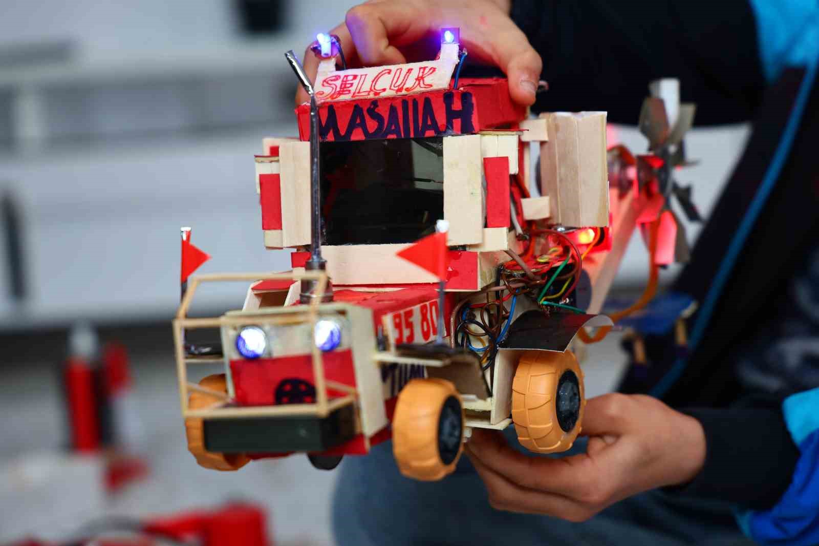 Atık malzemeler ve harçlığıyla traktör maketi üreten Selçuk, Selçuk Bayraktar’ı örnek alıyor
