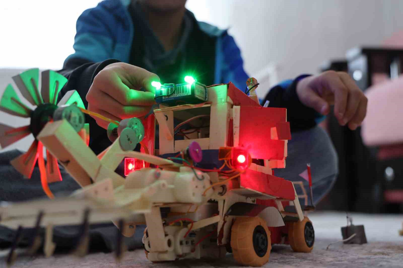 Atık malzemeler ve harçlığıyla traktör maketi üreten Selçuk, Selçuk Bayraktar’ı örnek alıyor
